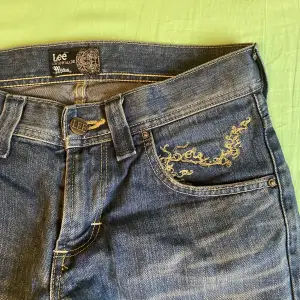 Skitsnygga vintage lowrise jeans med detaljer!! Utsvängda/baggy längst ner. Lite lite slitna längst ner då dom är lite långa för mig, skriv för mer bilder! ⭐️💘