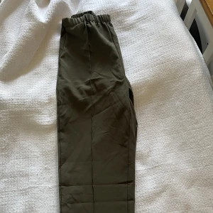 Byxor - Gröna byxor med resår i midjan och slits på byxbenen, superfina men lite för tajta för mina lår😅 Endast testade en gång🥰
