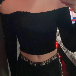 Svart off shoulder - En super skön och snygg off shoulder topp! Sitter jätte skönt och jätte fint på kroppen!