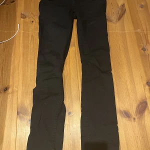 Low waisted slim bootcut jeans svarta - Svarta Low waisted slim bootcut jeans. Storlek 32 regular ❤️❤️