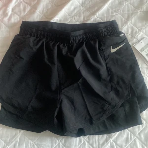 Nike shorts  - Shorts från Nike som aldrig varit till användning i storlek xs