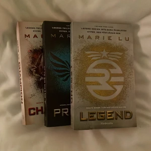 Böcker - Säljer hela Legend serien på svenska. Prodigy har en knäckt bokrygg annars bra skick på alla böcker. 110kr för alla