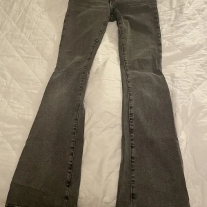 Gråa bootcut jeans - Säljer mina gråa Gina tricot jeans då dom inte kommer till andvändning. Väldigt bra skick och inga skador eller hål.