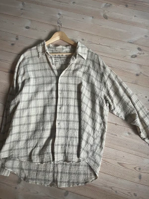 Mfpen Exact Shirt - Skön långärmad bomullsskjorta från danska mfpen. Storlek L men sitter oversized och har droppade axlar. Riktigt snygg till vidare byxor. Ekologiskt bomull. Endast testad