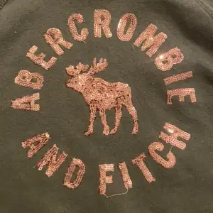 Grön Abercrombie and fitch tröja i bra Skick. 