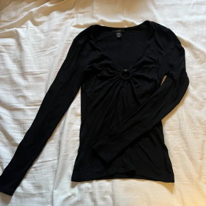 Svart tröja  - En fin, svart tröja som tyvärr inte kommer till användning längre. Sitter väldigt fint och är i bra skick.