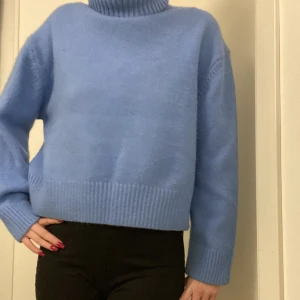 Stickad tröja  - Stickad blå tröja från HM i väldigt bra skick knabbt använd i xs