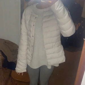 Trendig vit dunjacka - Säljer denna jätte fina dunjacka pågrund av att jag inte kommit att använda den. Storlek S. Skickar gärna fler bilder på jackan💓. Helt oanvänd utan slitage💓. Nypris: 400kr Säljs för: 200kr