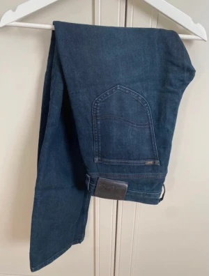 Lee Jeans - Jeans i mycket fint skick, lite stretchiga i tyget. Strlk 31/32