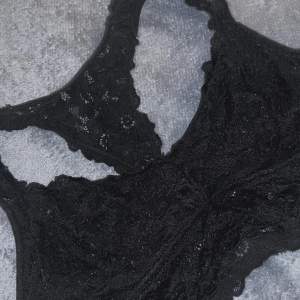 Detta är en svart Bralette. Den har ett tjockt material med en korsa rygg så den håller upp mycket bättre. Den är stretchbar och är genomskinlig på vissa delar förutom vid bysten. Mellan S / M beroende på din byst.