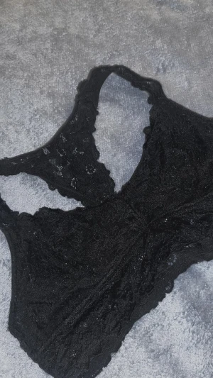 Svart Bralette  - Detta är en svart Bralette. Den har ett tjockt material med en korsa rygg så den håller upp mycket bättre. Den är stretchbar och är genomskinlig på vissa delar förutom vid bysten. Mellan S / M beroende på din byst.