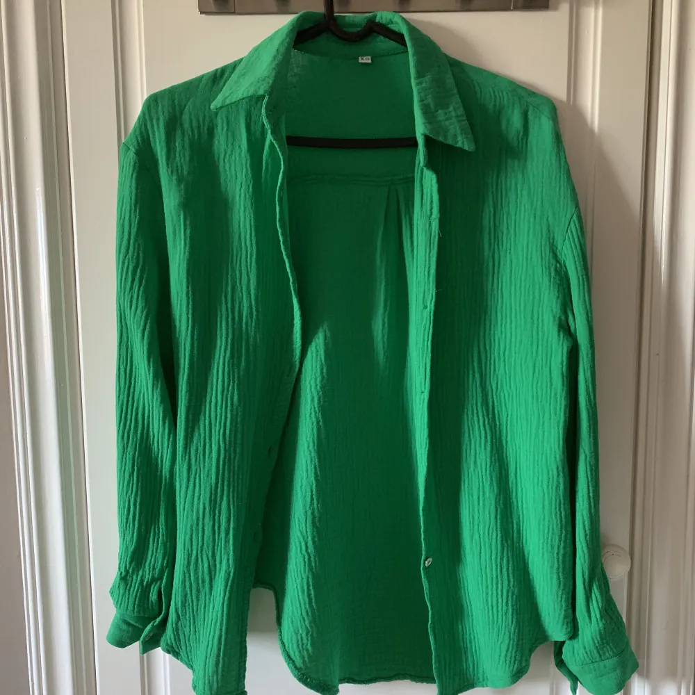 Säljer denna fina gröna skjorta då jag råkade beställa två stycken. Jätteskön och härlig färg 💚. Skjortor.