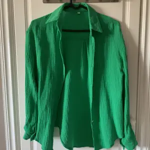 Säljer denna fina gröna skjorta då jag råkade beställa två stycken. Jätteskön och härlig färg 💚