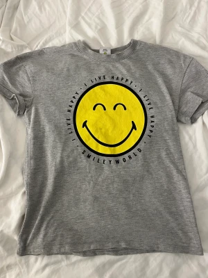Smile t-shirt - Smile t-shirt. Mycket bra skick! Kommer ej till andvändning 