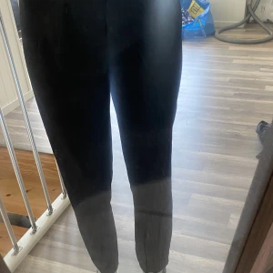 Hödmidjade kostymbyxor - Gör mig av med lite kläder💕 Fint skick men använder tyvärr aldrig.. Jag är 160 och xs/34 i storlek. Köparen står för frakt och jag kan även mötas upp.