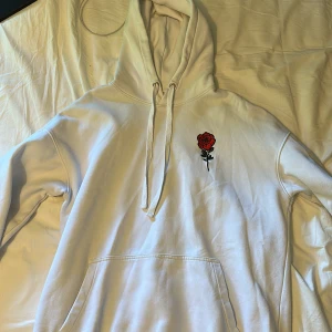 Vit yourturn hoodie - Köptes via Plick för några månader sedan men har knappt haft användning för den. Storleken är M men passar även en S. Den är nästan för liten för mig som är 185.