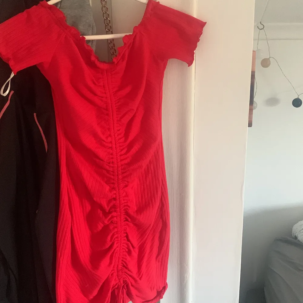 Röd klänning från shein med knyte där nere, den är större än va den ser ut, endast testad.. Klänningar.