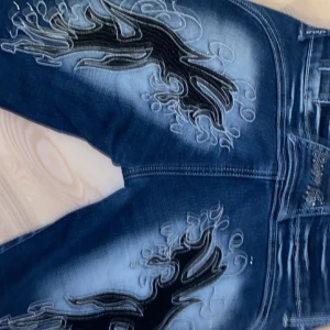 crazy age - säljer mina jättefina crazy age jeans, jättebra skick men ngr strassdetaljer där bak har slitits av. pris kan diskuteras. strl är 38 men passar nog 36-40 beroende på man vill att de ska sitta osv. Jag har 36 och de sitter lite löst🥰💕kom prv för mer bildr🤙