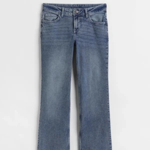 jeans - säljer dessa lågmidjade jeans från hm då de är lite för korta för mig som är 171 cm💗 jeansen är använda ett fåtal gånger och skulle säga att dom passar perfekt om du är ungefär 165💕strl 38 men passar 36