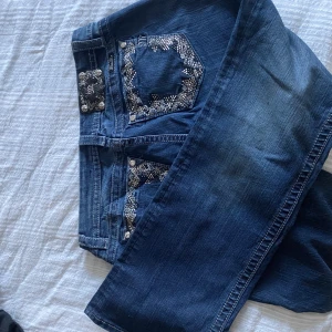 Miss me jeans - Jättesnygga, lågmidjade,  miss me jeans som är köpte här på plick, bra skick och jag har inte använt dem då de är för stora. Jag är 170cm, pris går att diskuteras! Vill bara få dem sålda💕