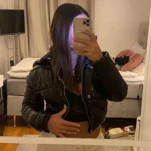 Glansig jacka - Jätte söt kort vårjacka från boohoo, aldrig använt, köpt för 699 💗helt ny
