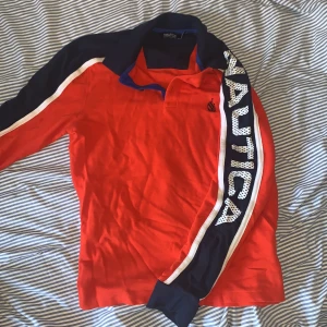 Långärmad Nautica piké  - Köptes i nyc, knappt använd