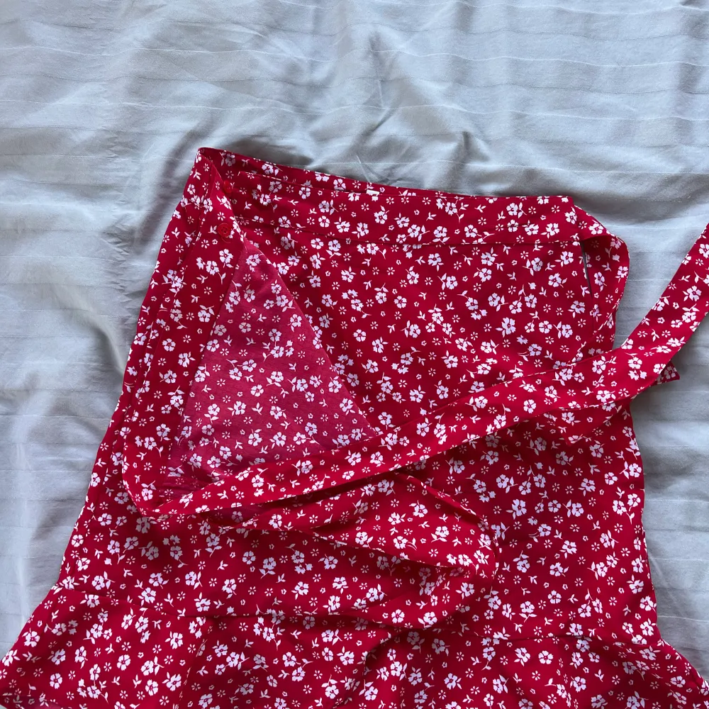 Superfin röd blommig kjol! Inga defekter och inte använd mycket💕💕. Kjolar.