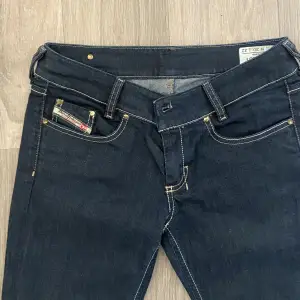 Snygga bootcut jeans som är lågmidjade!!  Midjemåttet tvärsöver är 41 cm och innerbenslängden är 77cm. Det är lite slitna i byxslutet (bild 3) men annars i bra skick🌸