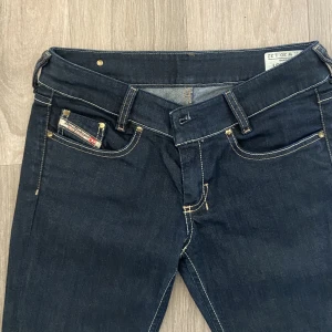 Lågmidjade diesel jeans - Snygga bootcut jeans som är lågmidjade!!  Midjemåttet tvärsöver är 41 cm och innerbenslängden är 77cm. Det är lite slitna i byxslutet (bild 3) men annars i bra skick🌸