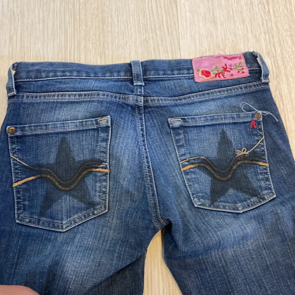 Säljer dessa assss snygga lågmifjade bootcut jeans då dem blivit lite för små för mig . Så fina och perfekta i midjan . Dem har stjärnor på baken men är nästan helt säker att man kan få bort dem i tvätten med lite produkter . Dem är från replay!. Jeans & Byxor.