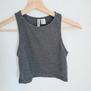 Croppat linne - Croppat linne med hög hals. Cool modell!