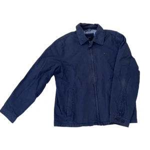 Tommy jacka - Blå Tommy Hilfiger harrington jacka i bra skick! Skick: 7/10 ✅