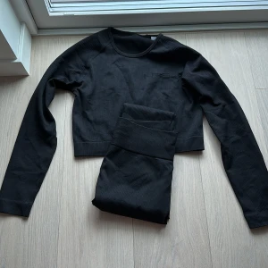 Tights och topp  - Tights och topp i strl M Tights 100kr  Topp 80kr  Inte använt