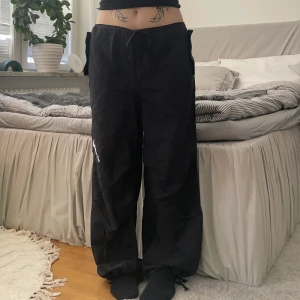 Parachutepants - Parachutepants från monki, lapparna kvar och aldrig använda. De är för stora för min smak och jag är för slarvig för att lämna tillbaka :) hojta till så fixar jag fler bilder!