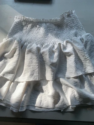 vit kjol - säljer denna superfina kjolen eftersom jag råka ta en för stor storlek. använd 1 gång.