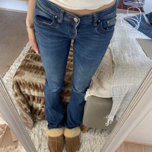 Säljer mina ltb jeans modell valerie!⭐️ Lågmidjade och bootcut. Jag är 175 och de passar perfekt i längden. Storlek 27 i midjan och 36 i längd. Köpta för ca 1 år sedan för 800kr