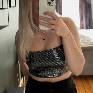 Topp - Super fin glittrig topp, köpt från Nelly. Endast använd en gång 