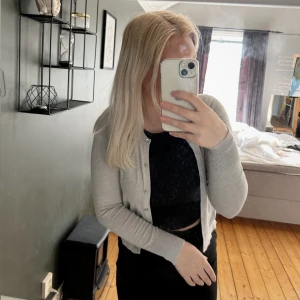 Kofta  - En super fin stickad/ribbad lite tunnare kofta med knappar. Perfekt till sommaren. Knappt använd 