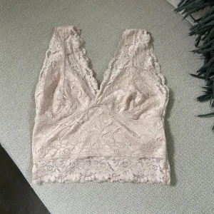 rosa spets croptop - En ljusrosa croptop med spets! Använd ett fåtal gånger förra sommaren! 