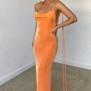 Balklänning - Helt otrolig klänning från Melani the label!              Nypris: 2000kr                                                              Endast använd en gång! Så i jättefint skick.          Otroligt skön och fin kvalite, går att knyta på olika sätt🧡 Storlek XS men är väldigt stretchig!!