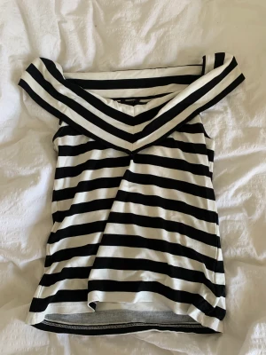 Topp - Snygg topp ifrån Lindex, dock i för liten storlek för mig, kontakta mig vid eventuella frågor ☺️