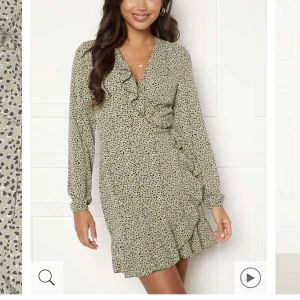 Grön omlottklänning - Superfin grön klänning från Only! Använd ca 2 gånger och säljs pga för liten. Bandet i midjan knyts till önskad passform! 220kr och köparen står för frakten💚