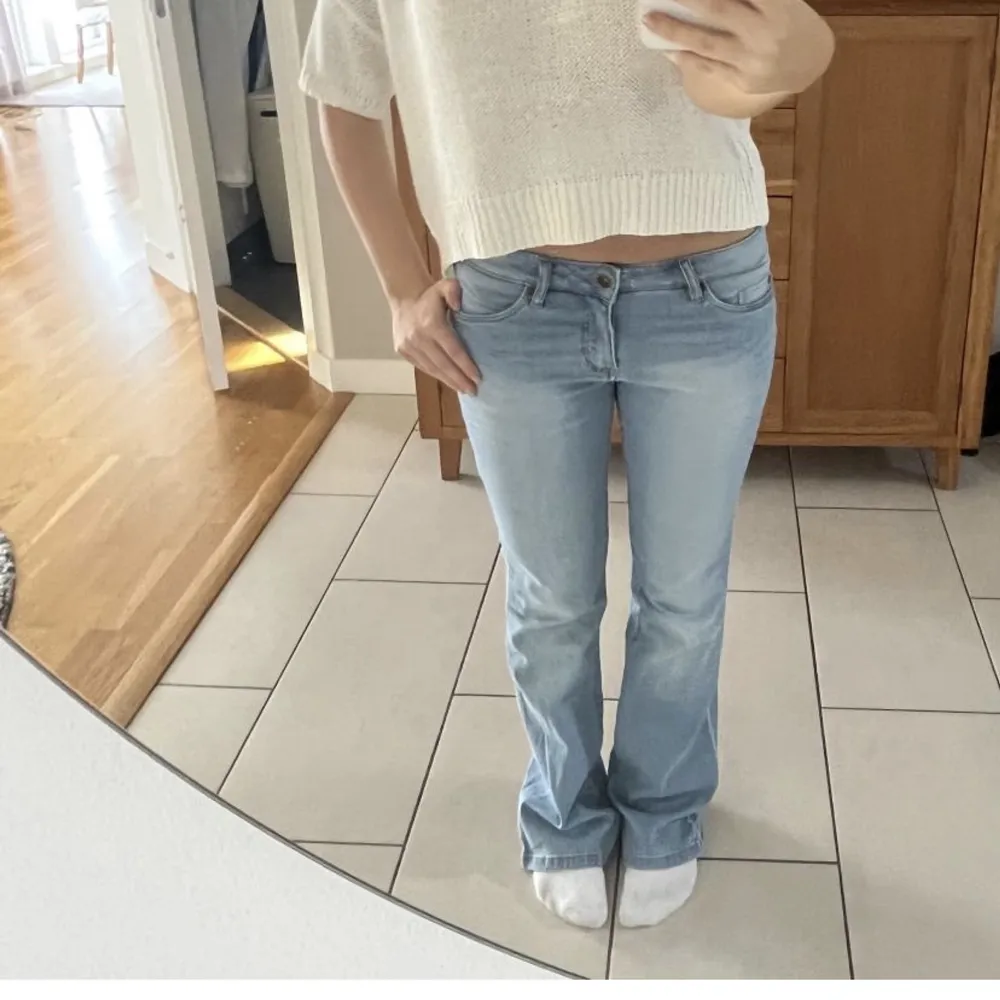 Skit snygga jeans! Köpta här på plick men säljer vidare då dom inte passade, exakta storleken står inte men runt s-m💗. Jeans & Byxor.