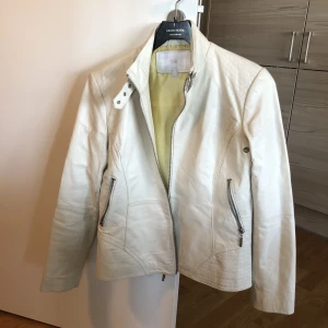 Vintage skinnjacka  - Köpt second hand. Har lite lite slitage men inget som syns direkt 🫶vit/creme färg