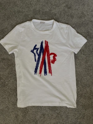 Moncler T-shirt  - Moncler T-shirt  Färgen vit Storlek large  Fint skick