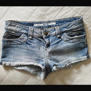 Snygga sommar shorts - Super snygga low rised shorts, perfekt för sommaren. Aldrig andvända förut, så i helt perfekt skick. Från märket Moto i storlek S/36, säljs ej längre. Budgivning påbörjas, annars kan man köpa direkt för 400kr💕