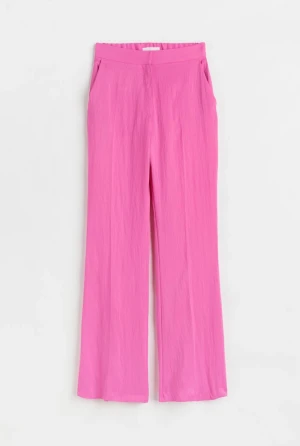 Byxor från HM  - Säljer trendiga rosa byxor . Använd en gång 