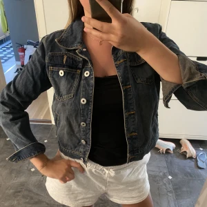 Jeansjacka - COOL jeansjacka, croppad, snygg blå färg. Strl ca/S/M beror på hur man vill den ska sitta 