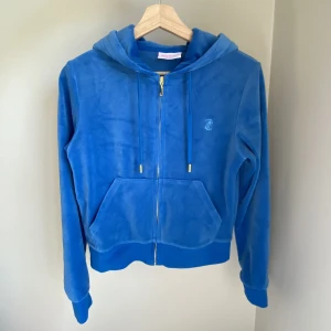 Juicy couture kofta - Super fin Juicy Couture kofta i superfint skick. Köpt på tradera, säljaren ska ha köpt koftan från TKMaxx. Har du några foton så är det bara att skriva!🤗