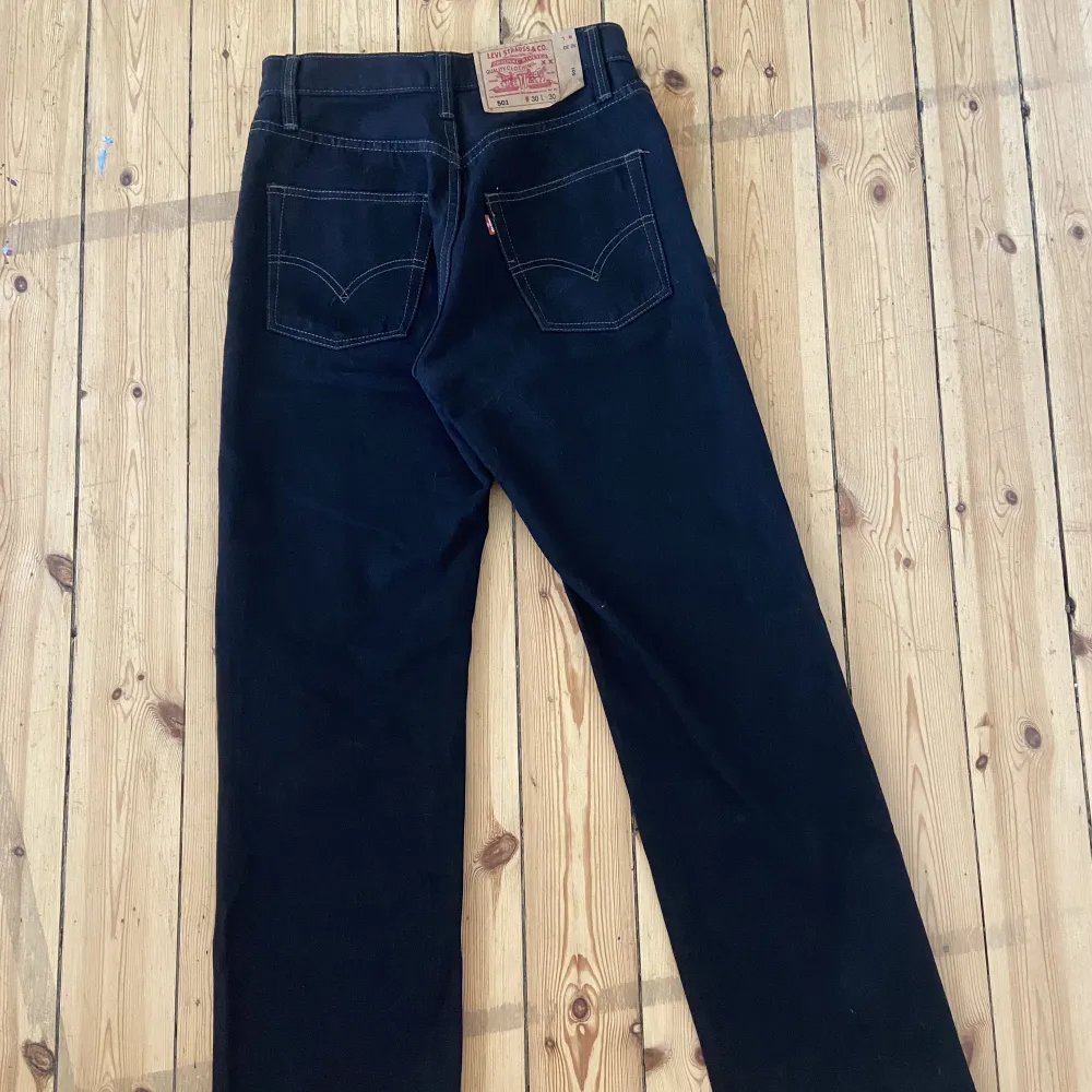 Perfekta svarta Levis-jeans, ännu mer svarta än vad dom ser ut på bilden! . Jeans & Byxor.